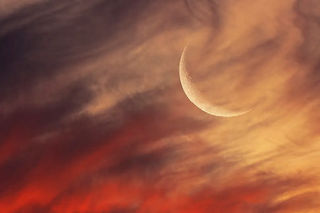 Royal Museums Greenwich – National Maritime Museum : An Evening of Astrophotography. Image: Crescent Moon in a Magical Sunset © Eduardo Schaberger Poupeau